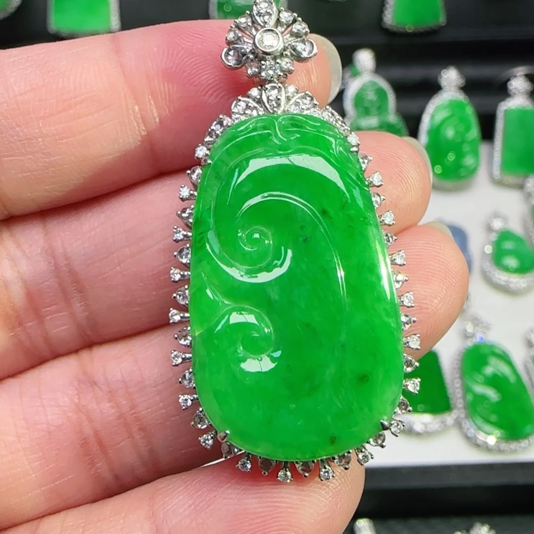 翡翠18K金镶嵌颈饰吊坠