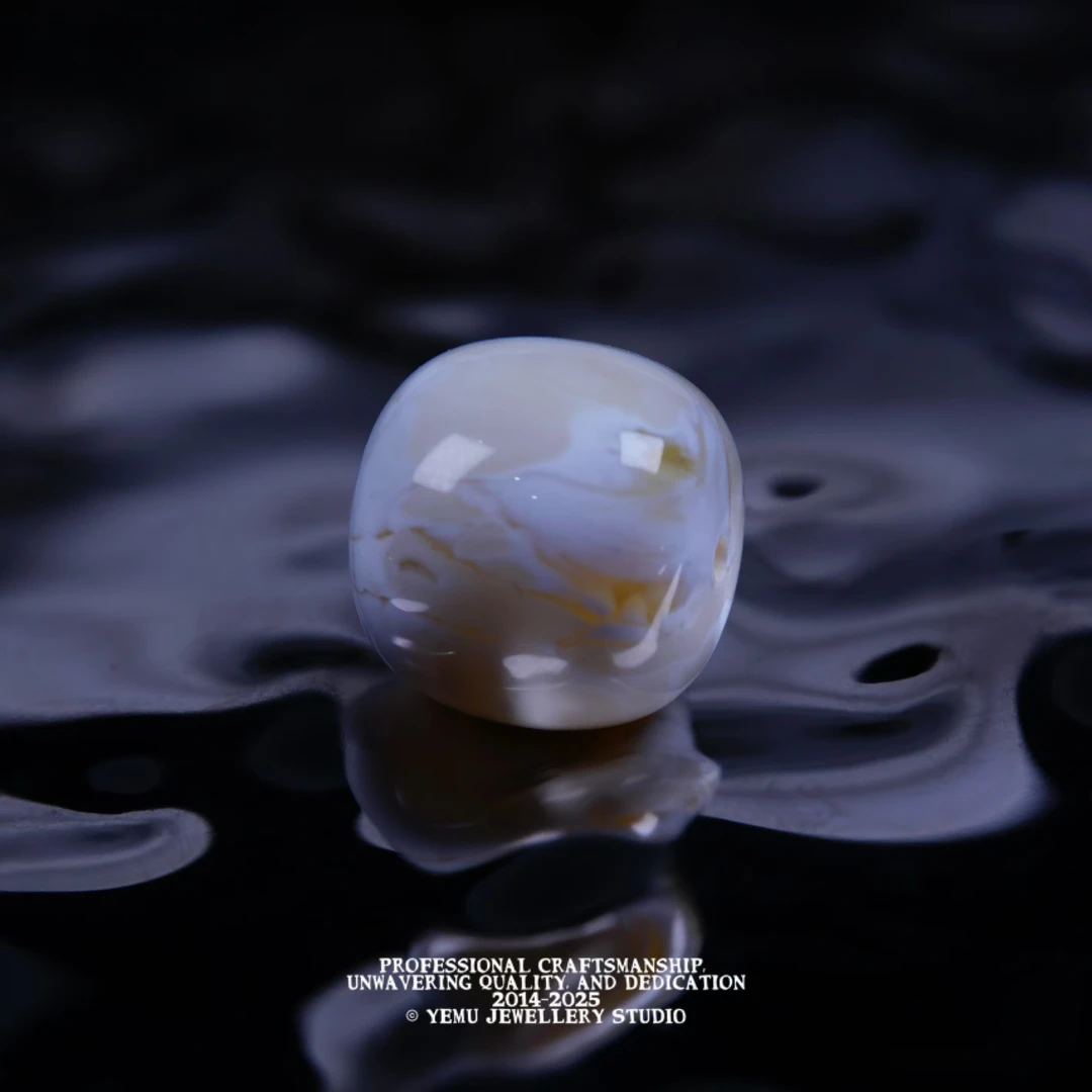 E8（14.3mm)14毫米漆瓷白妖孽老型 一物一拍 天然俄料琥珀蜜蜡