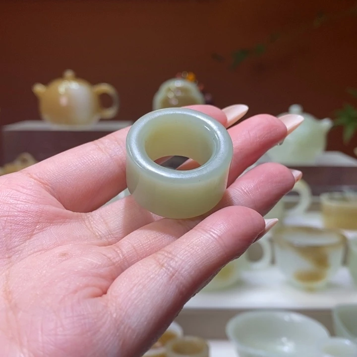 未镶嵌和田玉摆件且末翠扳指18.5mm