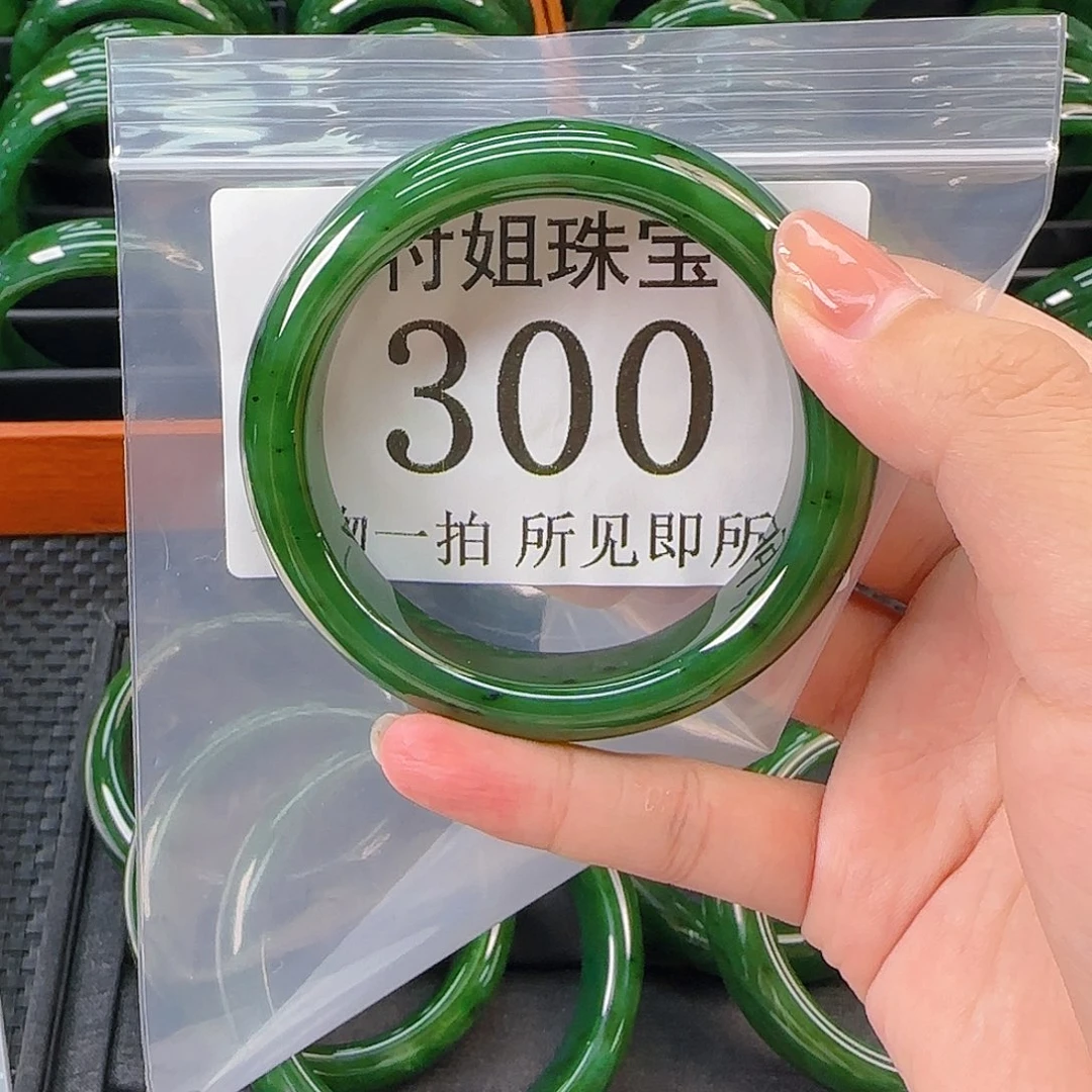 颈饰未镶嵌和田玉手镯57 300