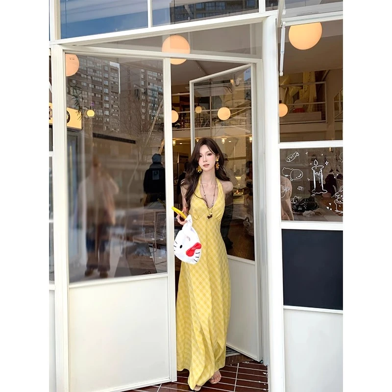 独特多巴胺裙子2025夏今年流行爆款气质绝美高级感黄色挂脖连衣裙