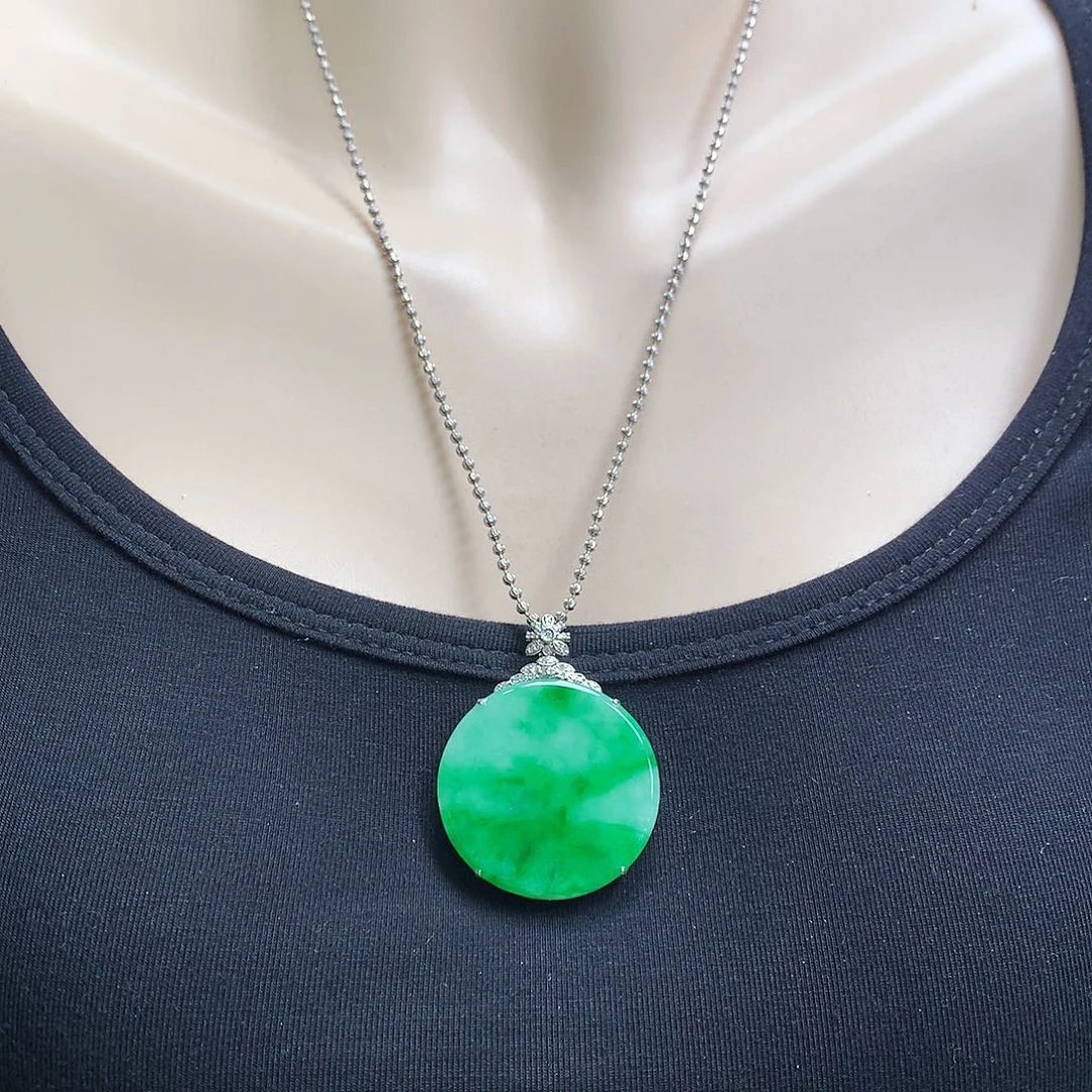 翡翠18K金镶嵌颈饰圆牌