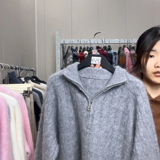 灰色麻花半拉链上衣