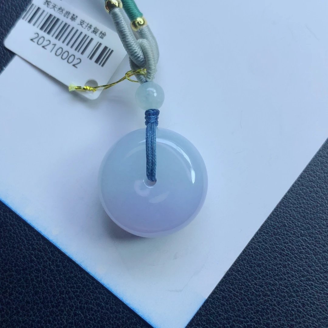 颈饰未镶嵌翡翠随****。平安扣