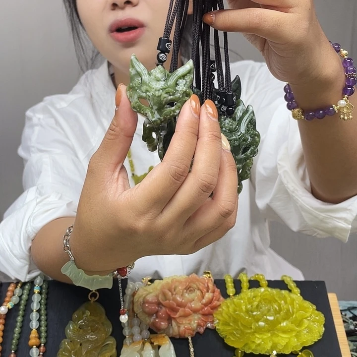 蛇纹石玉未镶嵌颈饰