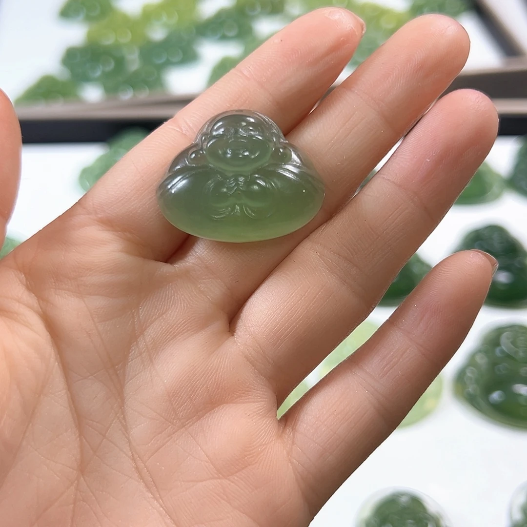 李***情蛇纹石玉未镶嵌颈饰