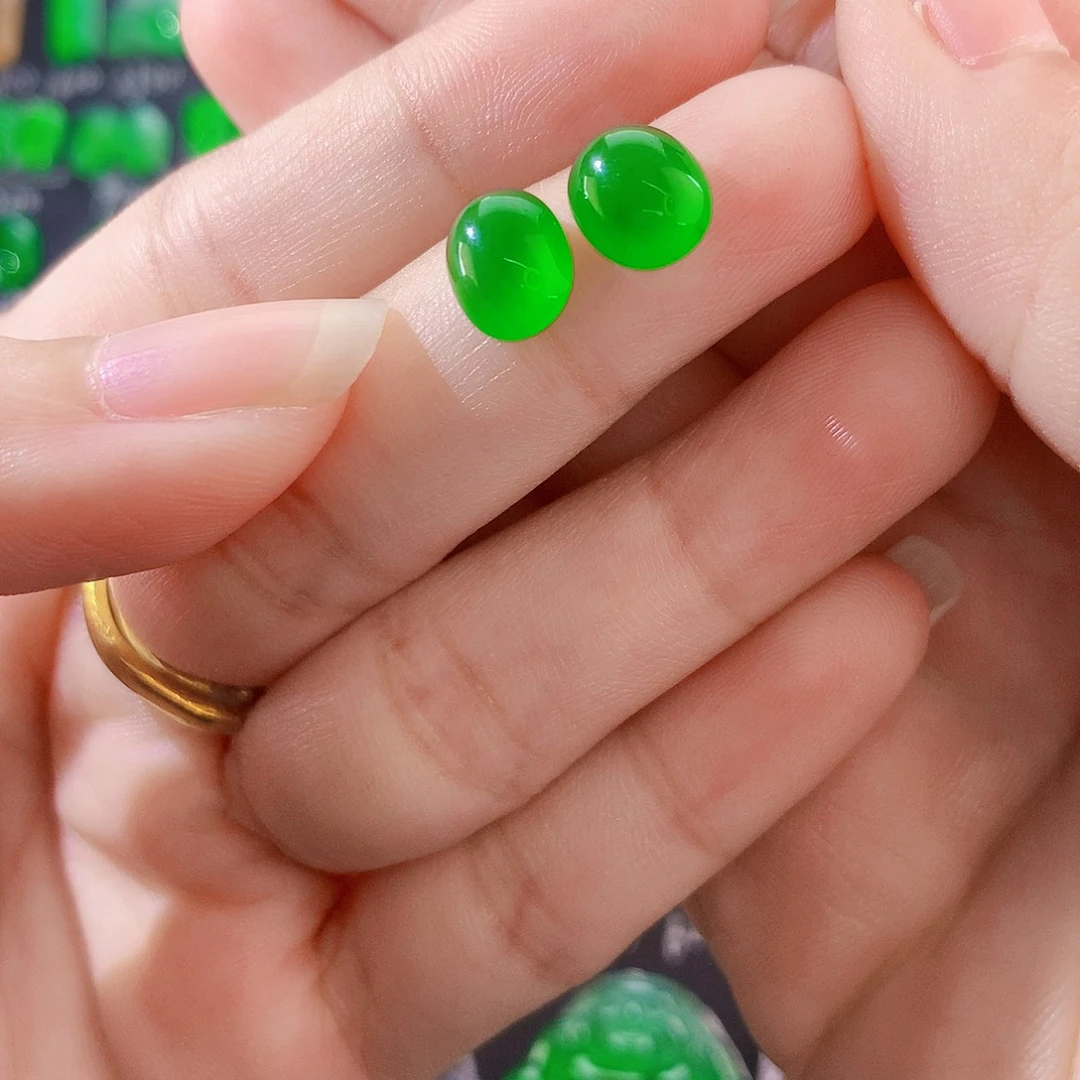 翡翠未镶嵌颈饰正阳绿蛋毕业款