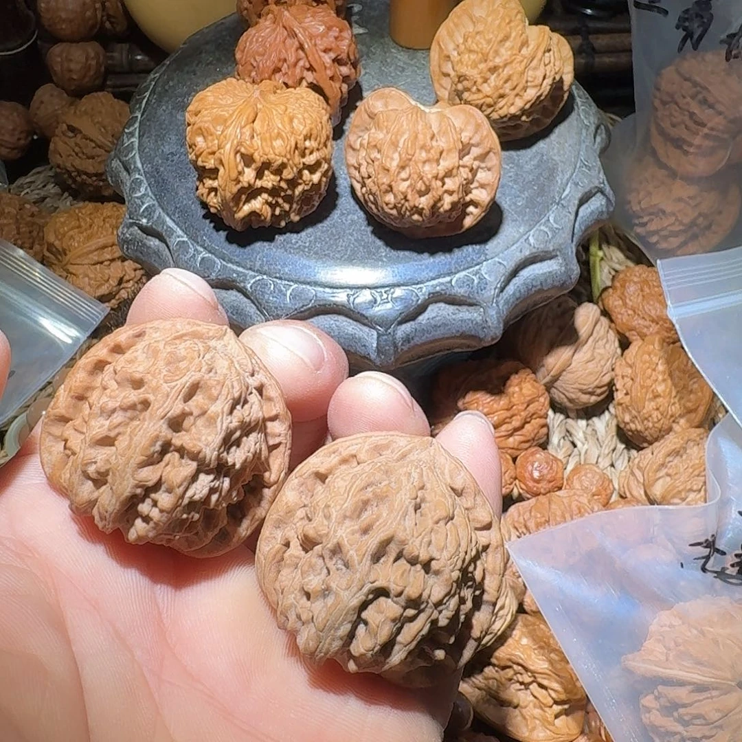 文玩核桃把件山地三角白狮子