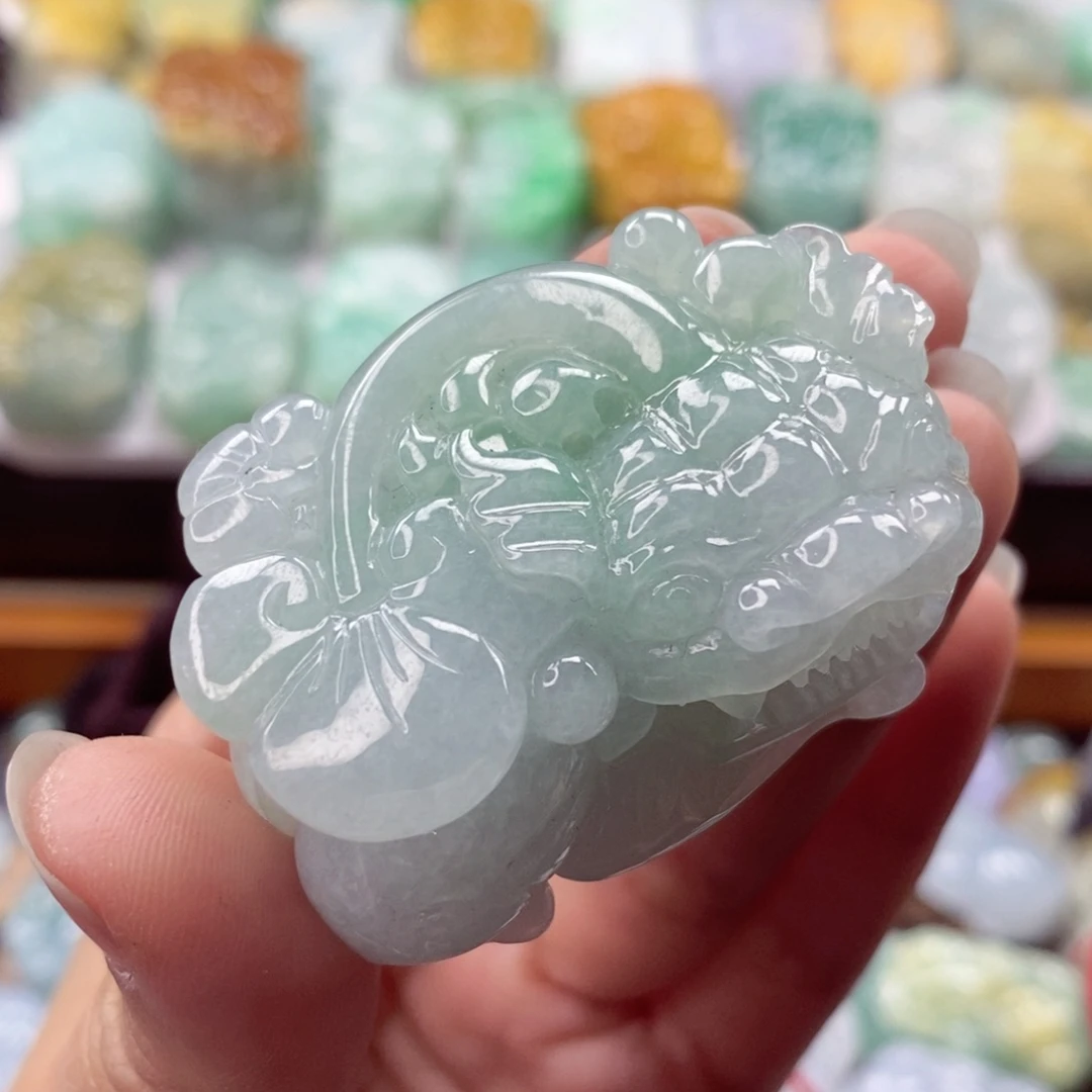 翡翠未镶嵌颈饰貔貅