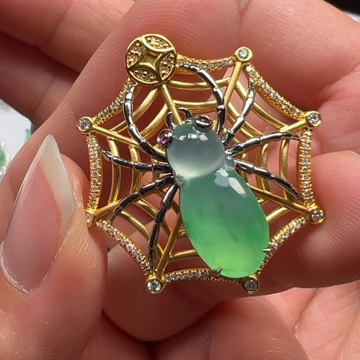 翡翠18K金镶嵌颈饰吊坠