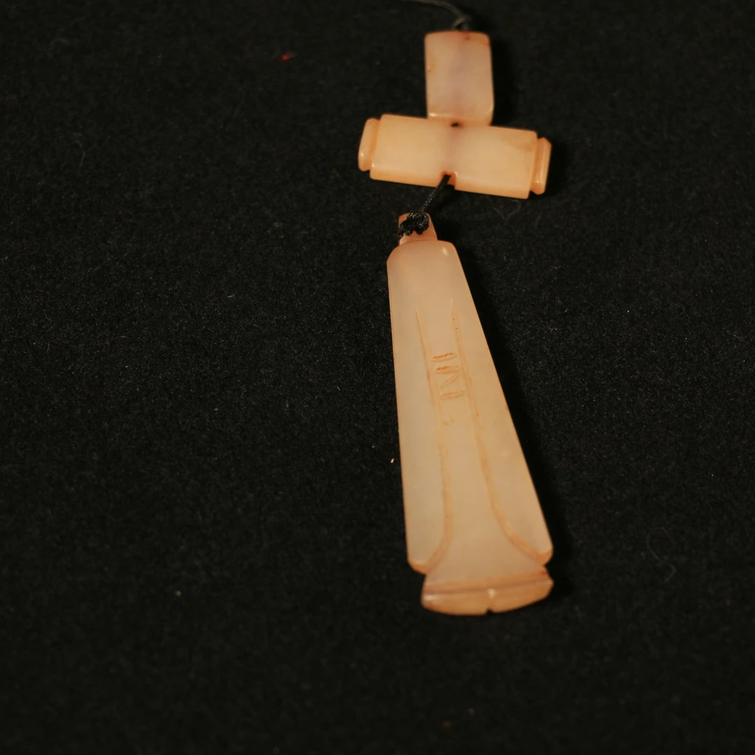 9F37清 白玉带沁线雕翁仲三件套