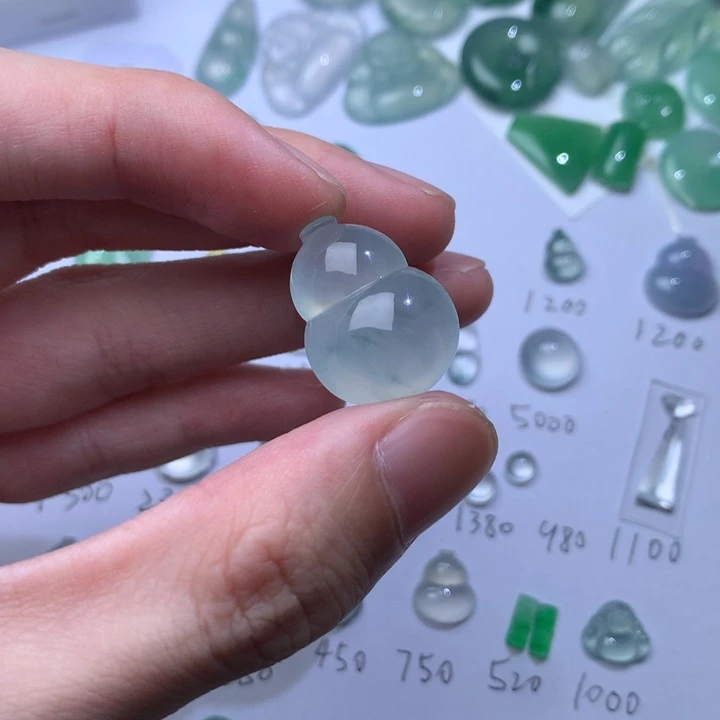 翡翠未镶嵌颈饰葫芦