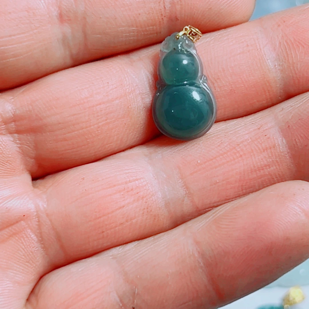 翡翠18K金镶嵌颈饰葫芦