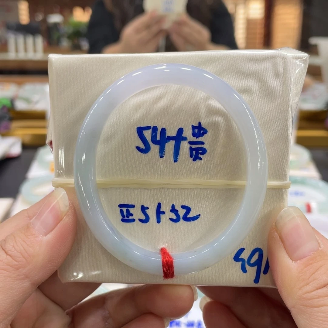 翡翠手镯未镶嵌翡翠