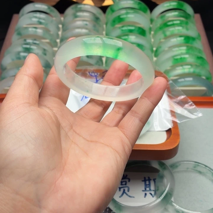 蛀***牙石英质玉未镶嵌手镯