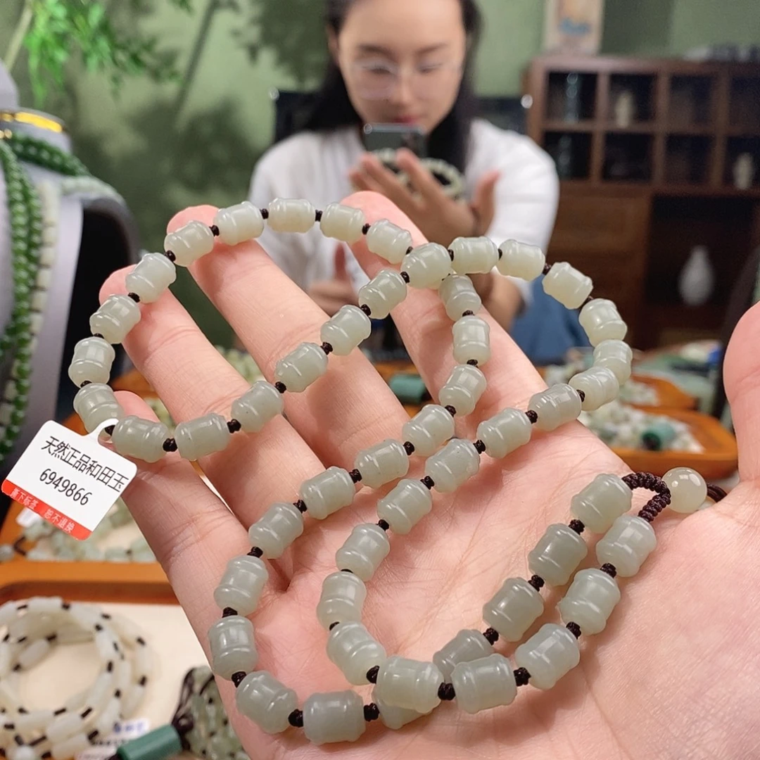 张***豪颈饰未镶嵌和田玉