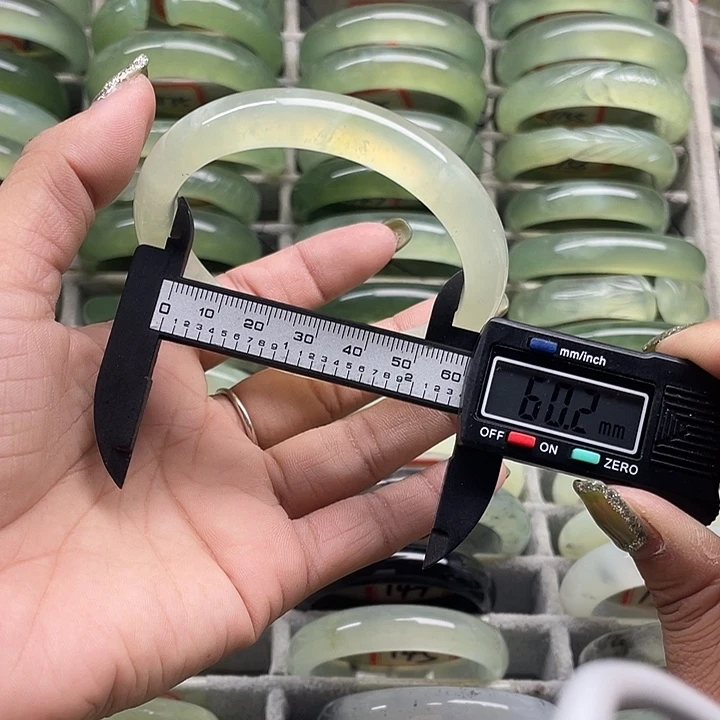 蛇纹石玉未镶嵌手镯135