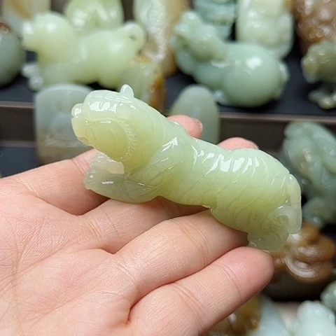 和田玉未镶嵌颈饰s**石