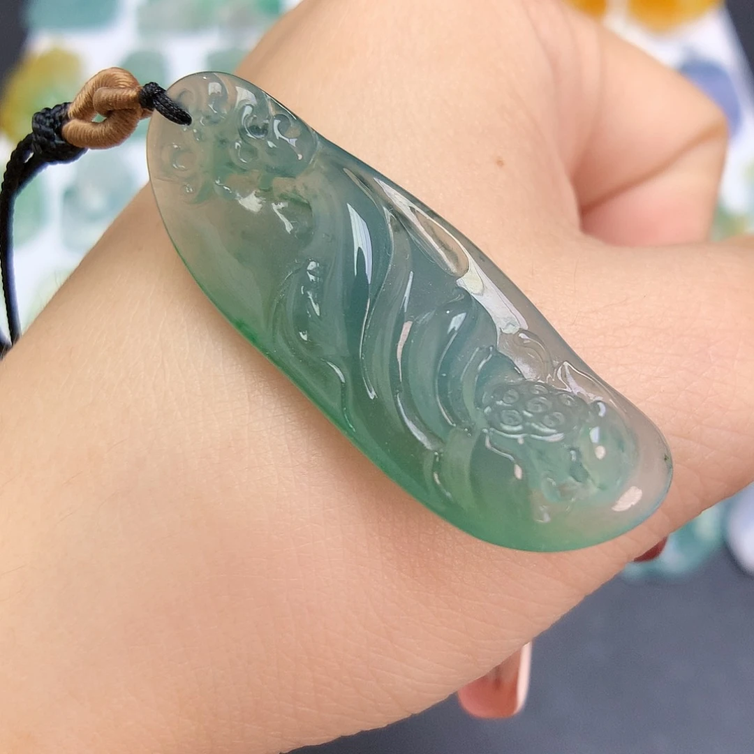 翡翠未镶嵌颈饰荷叶鱼
