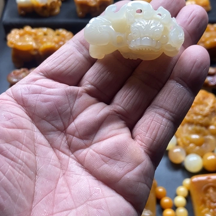 石英质玉（黄龙玉）未镶嵌颈饰