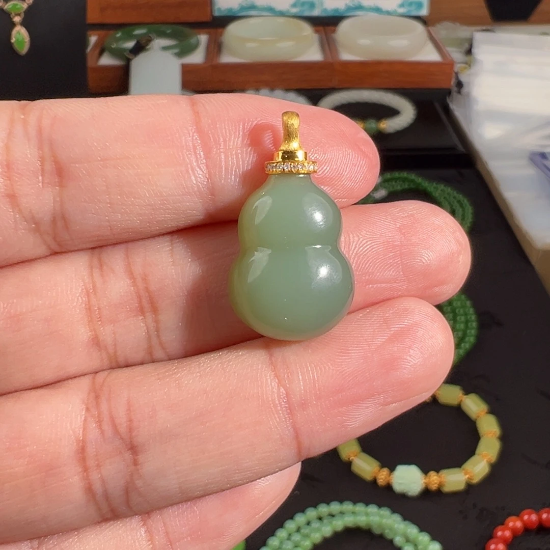 和田玉（碧玉）18K金镶嵌颈饰粉青无结构转光葫芦