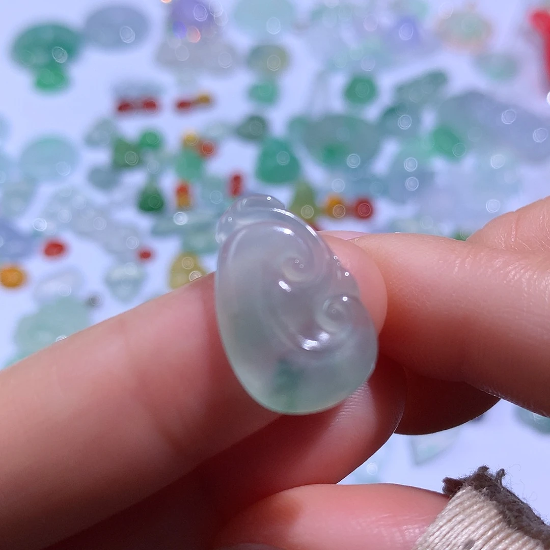 翡翠颈饰未镶嵌如意