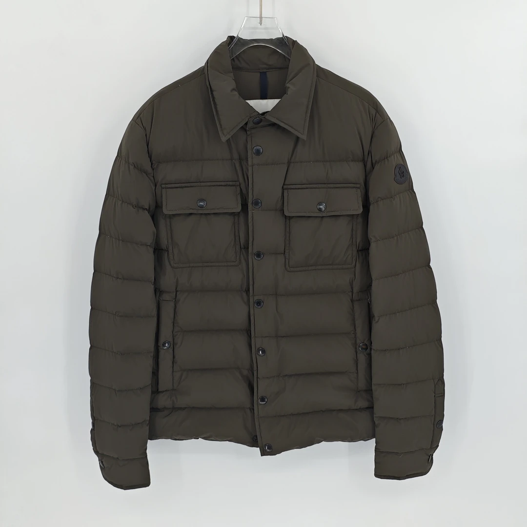 99新 MONCLER 蒙口  军绿色哑光轻薄款羽绒服/2码/Sw24721
