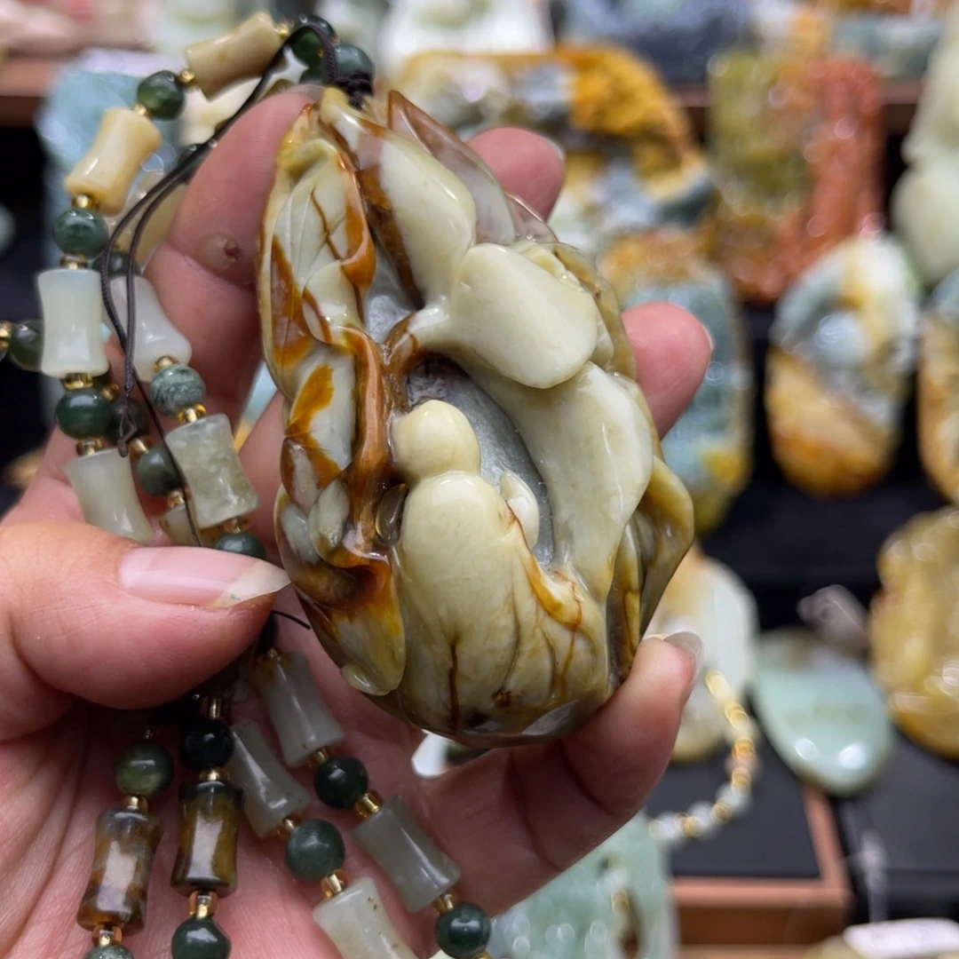 蛇纹石玉未镶嵌颈饰