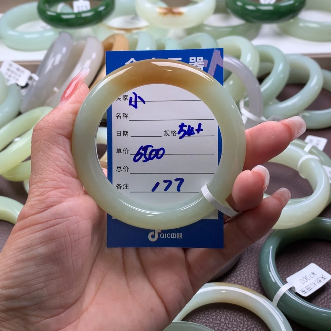 和田玉手镯未镶嵌小**?