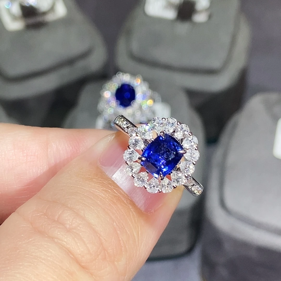 18K金镶嵌蓝宝石戒指1.1克拉