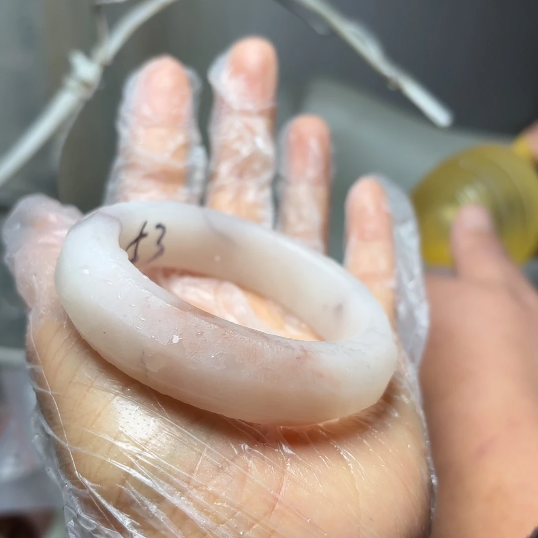 年***子石英质玉未镶嵌手镯