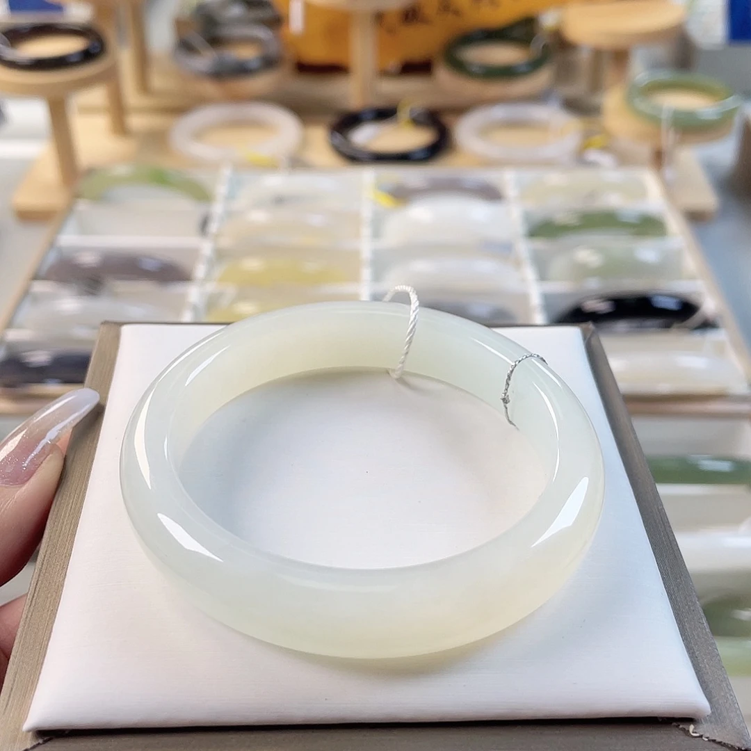 和田玉未镶嵌手镯