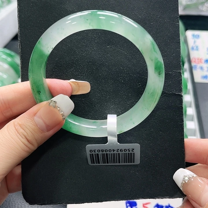 石英质玉（非洲翠）未镶嵌手镯