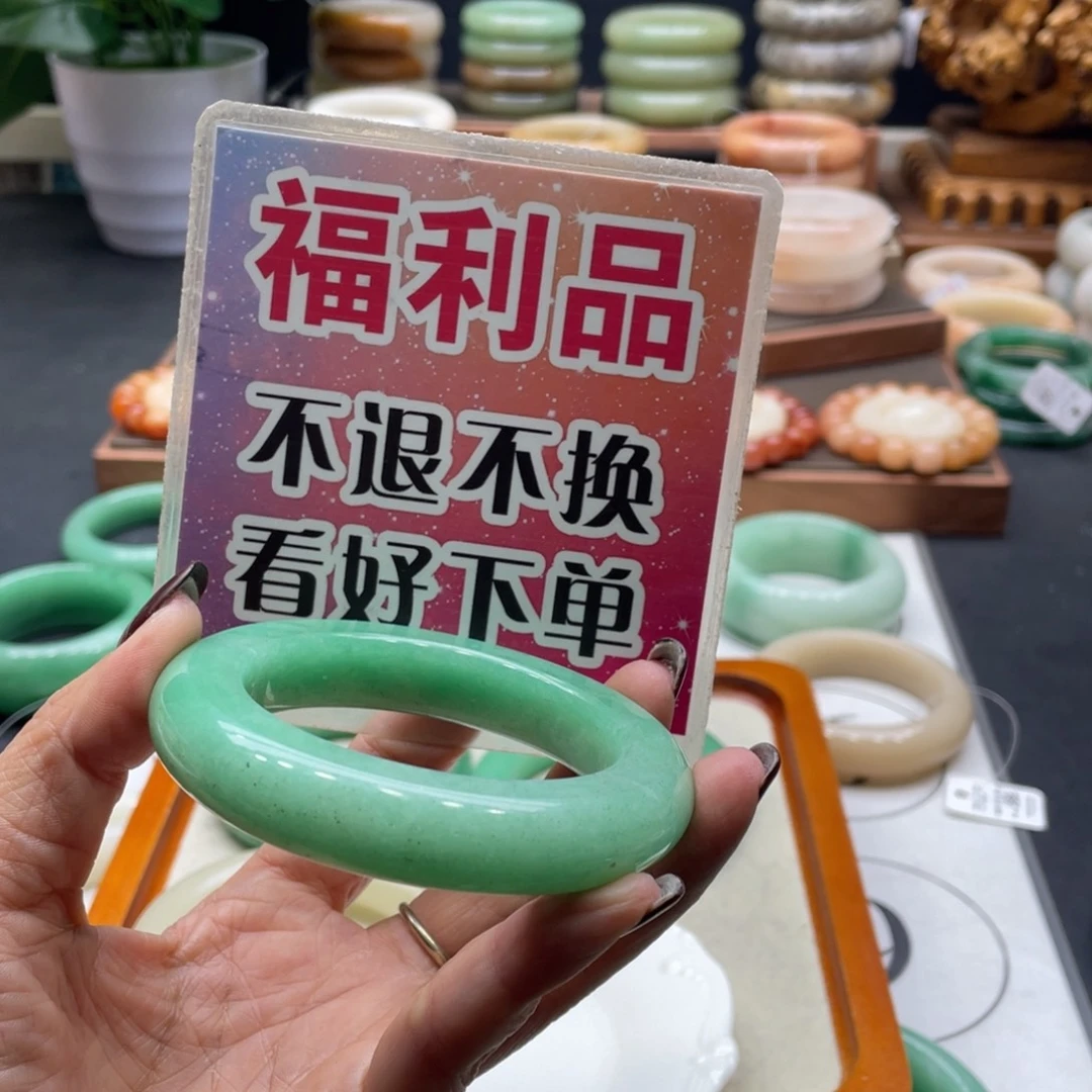 A***甜石英岩玉未镶嵌手镯