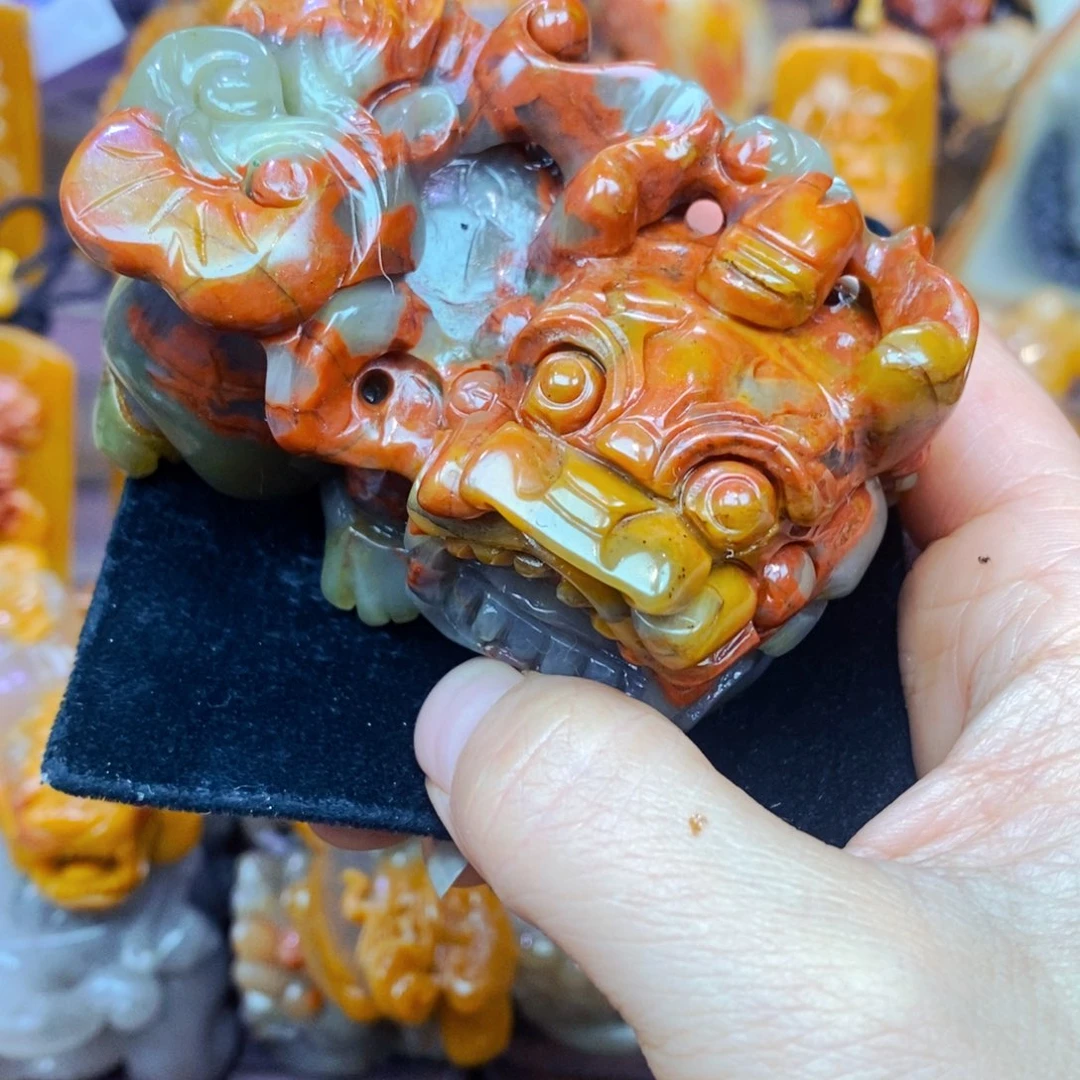 未镶嵌石英质玉（黄龙玉）颈饰