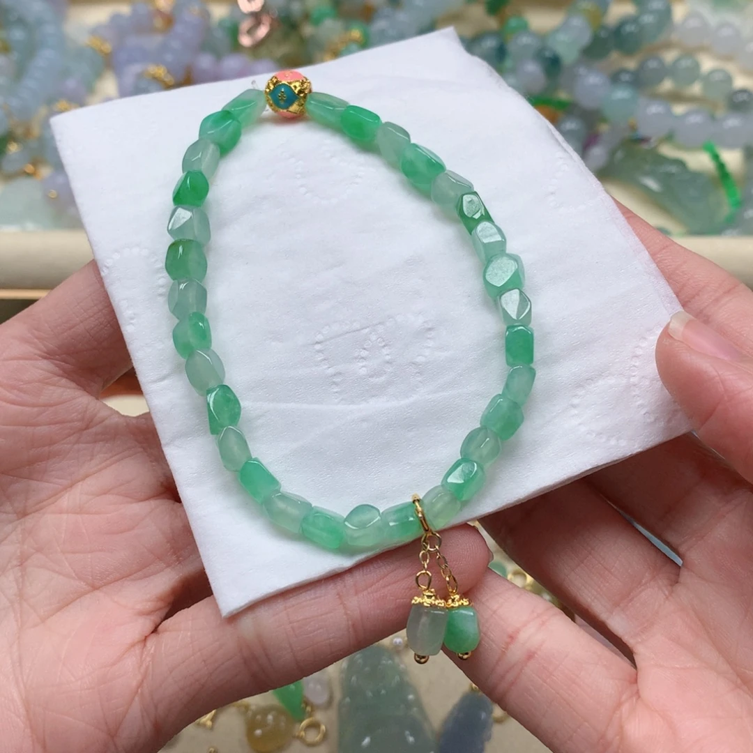 辣***儿翡翠未镶嵌颈饰是