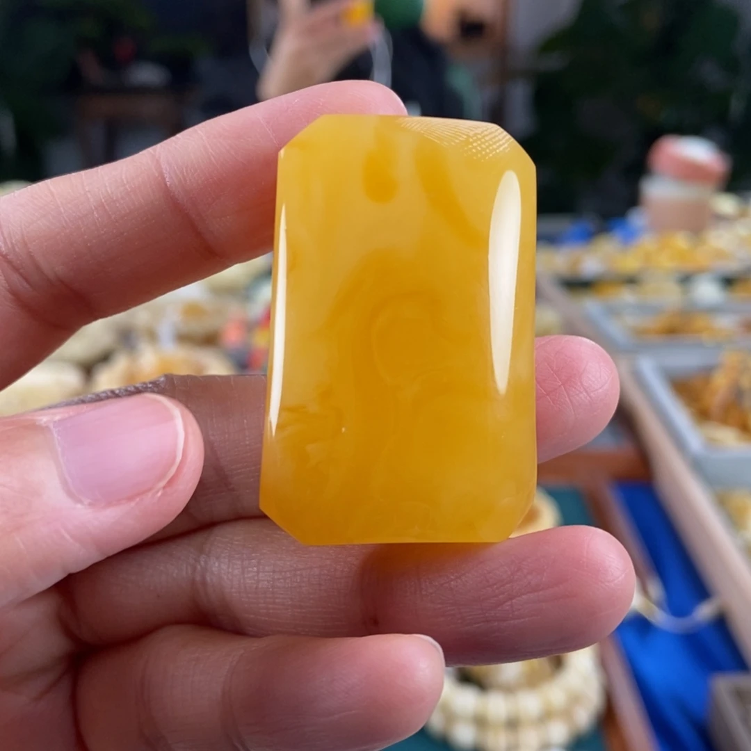 琥珀未镶嵌珠宝奇石15鸡油红方牌吊坠