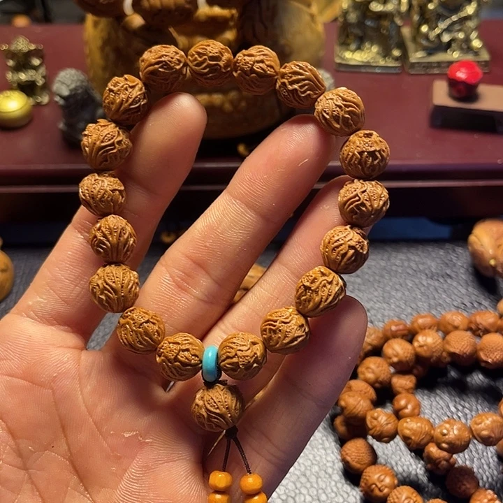 龙纹桃核雕刻白菜