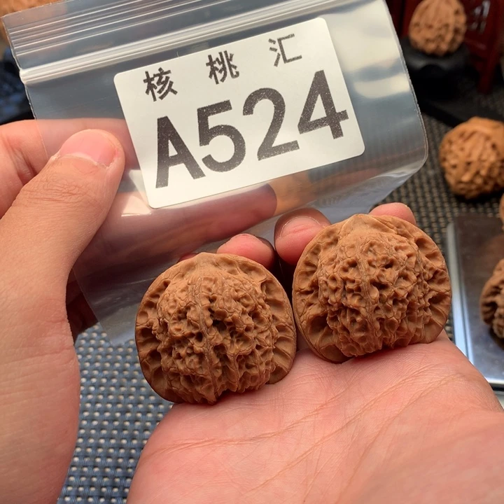 文玩核桃吊坠血麒麟