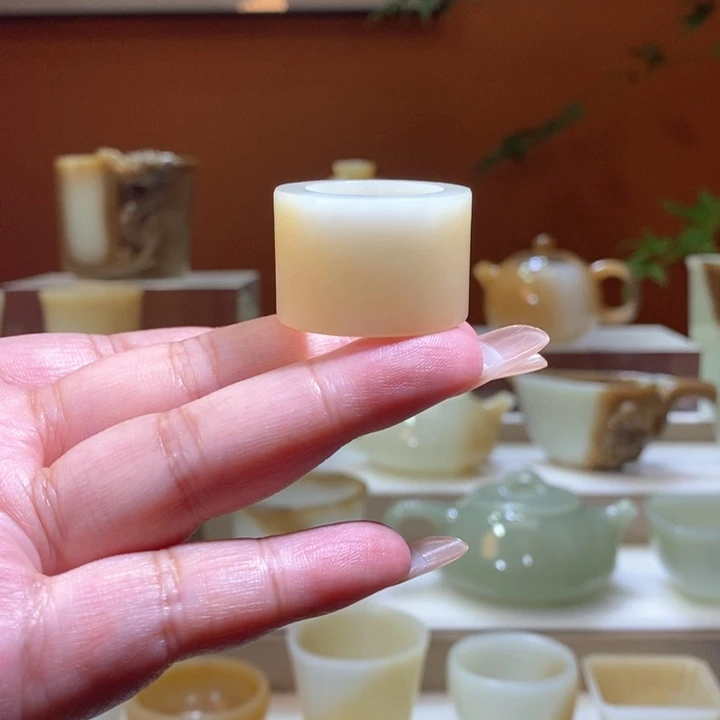 和田玉未镶嵌摆件陈*子且末糖白扳指