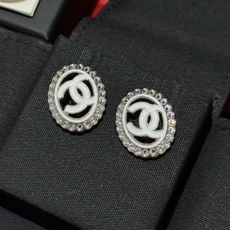 未使用 Chanel/香奈儿 25c银色边钻镂空白珐琅双C椭圆耳钉 06236