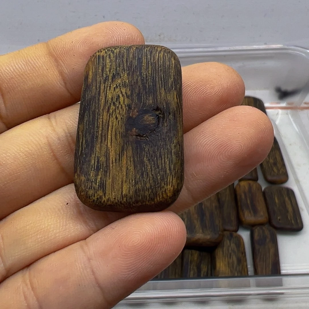 不***詹沉香碎屑沉香绿奇楠沉香高端树心油牌牌4.7克