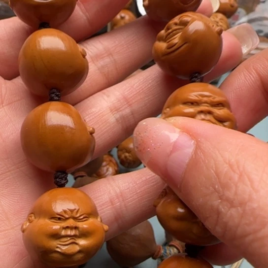 桃核吊坠橄榄雕工艺