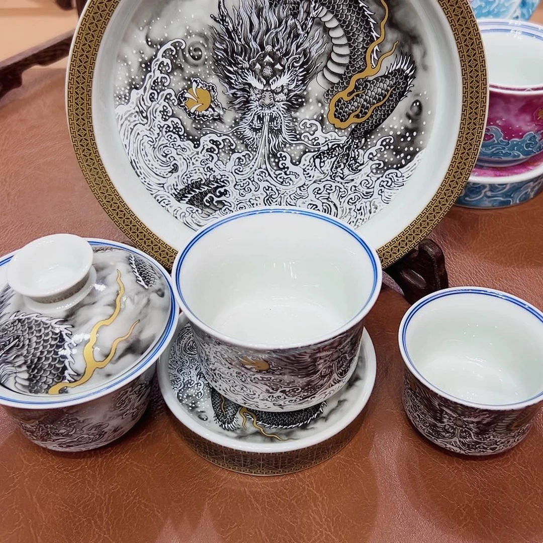 摆件景德镇陶瓷艺术展在上海举办期间