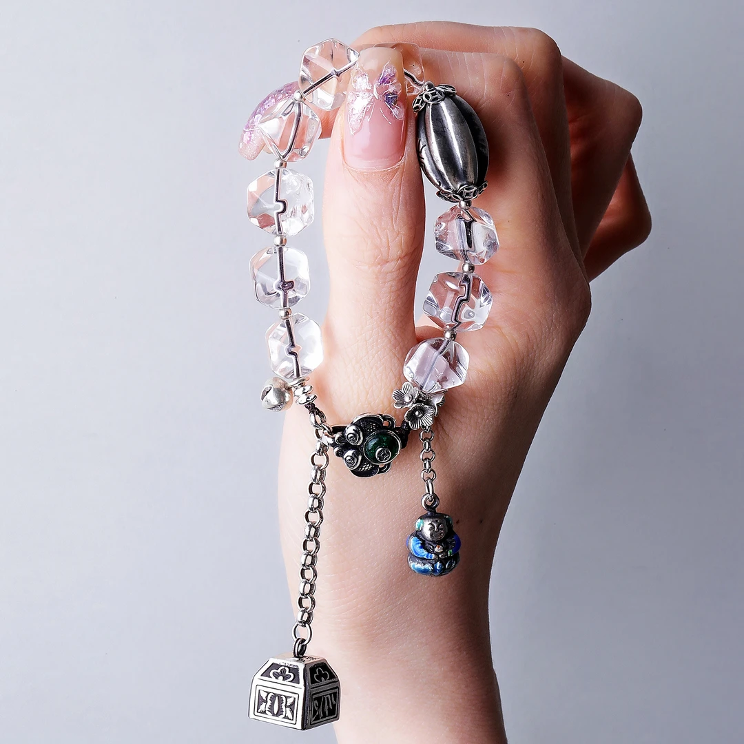 S10501<晶贵坊>s925银白水晶滴油童子花苞印章玛瑙镶嵌双鱼扣手链