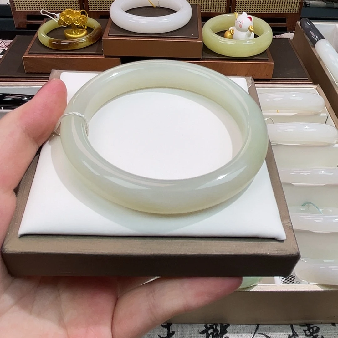 和田玉未镶嵌手镯