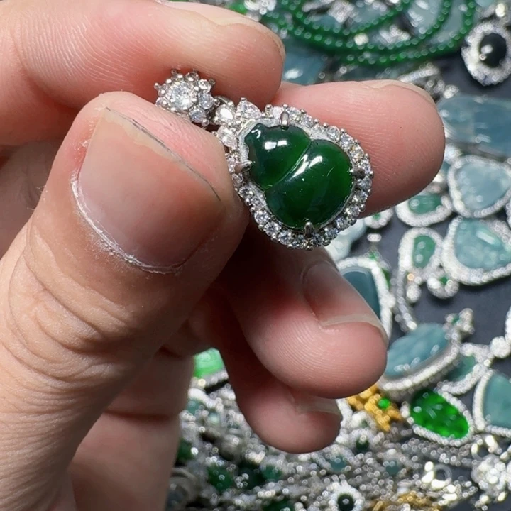 翡翠未镶嵌颈饰天然A货翡翠放漏