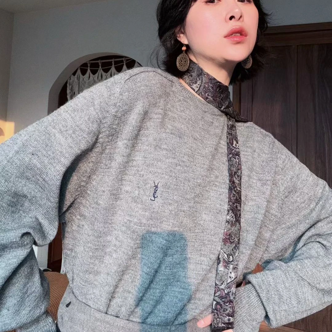 罗兰/灰色圆领毛衣