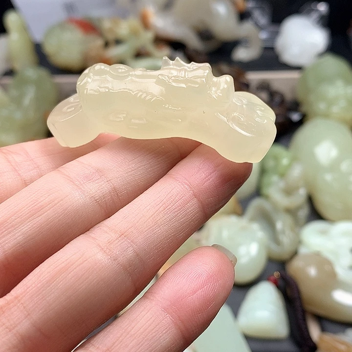 透闪石质玉颈饰未镶嵌简*
