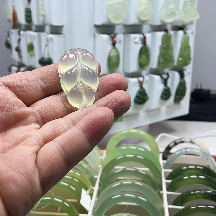 蛇纹石玉颈饰未镶嵌